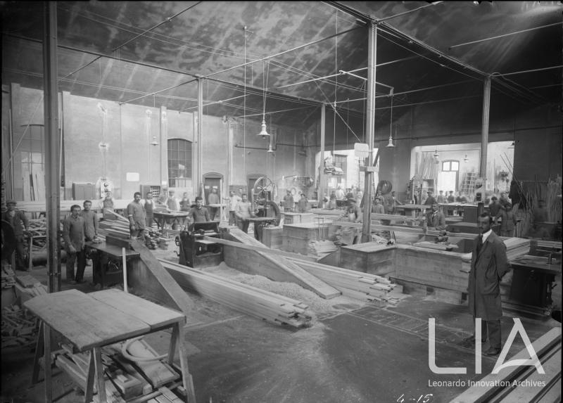 Reparto falegnameria presso lo stabilimento della Nieuport-Macchi a Masnago-Varese.